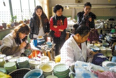 昨日，游客在觀看景泰藍(lán)制作。